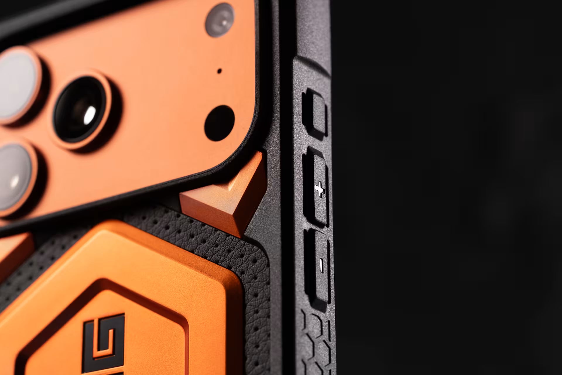 IPHONE 17 SERIES UAG IPHONE EXCLUSIVE MONARCH PRO: MAGSAFE COMPATIBLE, RUGGED, SHOCKPROOF, PREMIUM PROTECTIVE COVER ORANGE